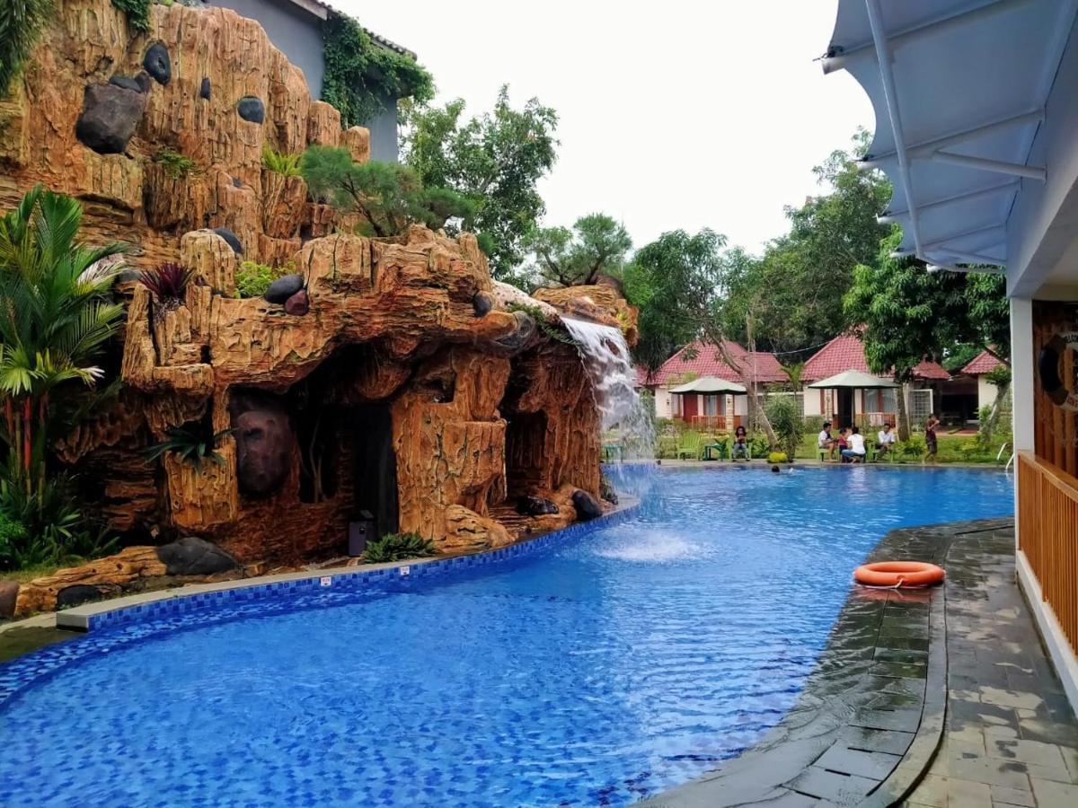 Long Beach Hotel Pangandaran Extérieur photo