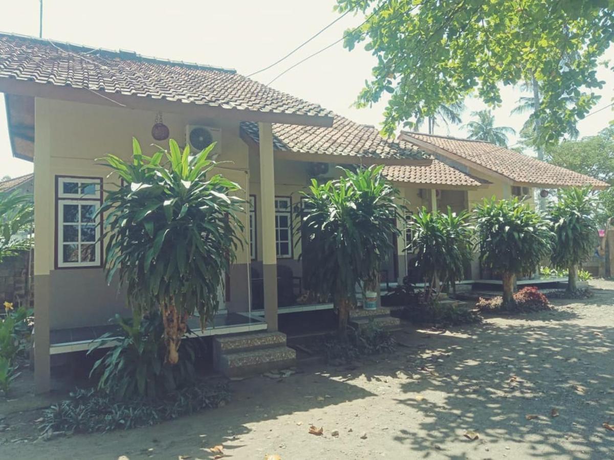 Long Beach Hotel Pangandaran Extérieur photo